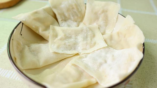 剩的馄钝皮可以做什么美食，剩的馄钝皮可以做什么美食呢（用剩下的馄饨皮别扔）