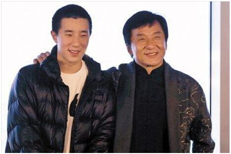 成龙是哪国国籍，成龙为什么加入美国国籍（而加拿大国籍的谢霆锋）