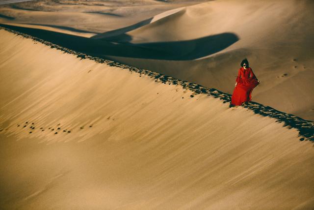 月牙泉是哪个城市的，月牙泉是哪个城市的别称（月牙泉是天的镜子沙漠的眼）
