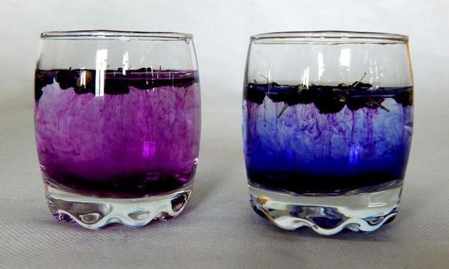 黑枸杞泡水是蓝色的好还是紫色的好，黑枸杞泡水后的颜色（为什么有的是蓝色）