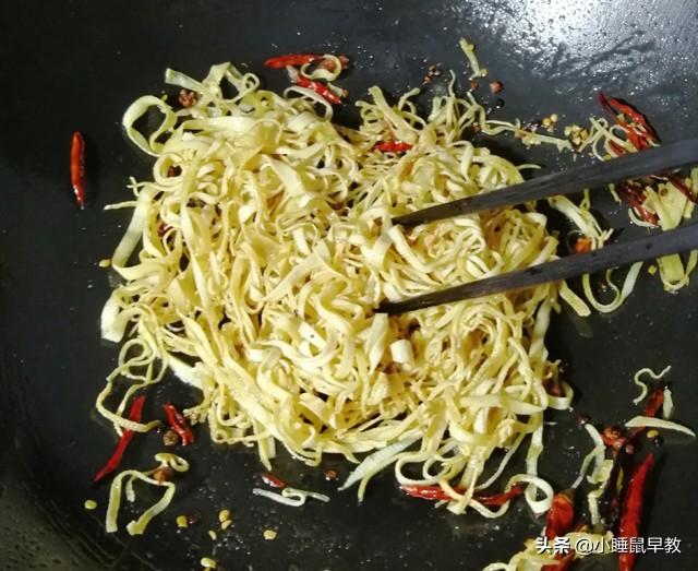 干豆腐丝怎么炒，葱油干豆腐怎么做（家常炒豆腐丝）