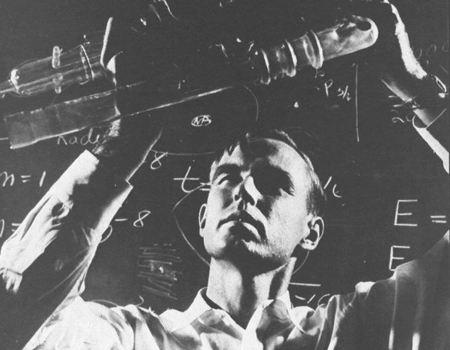 薛定谔的猫理论，薛定谔的猫是什么理论（薛定谔方程则敲开了微观世界大门）