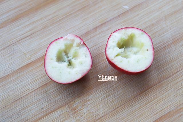 山楂和冰糖熬起来吃有什么作用，冰糖熬山楂有什么功效（裹上糖稀做成冰糖葫芦）