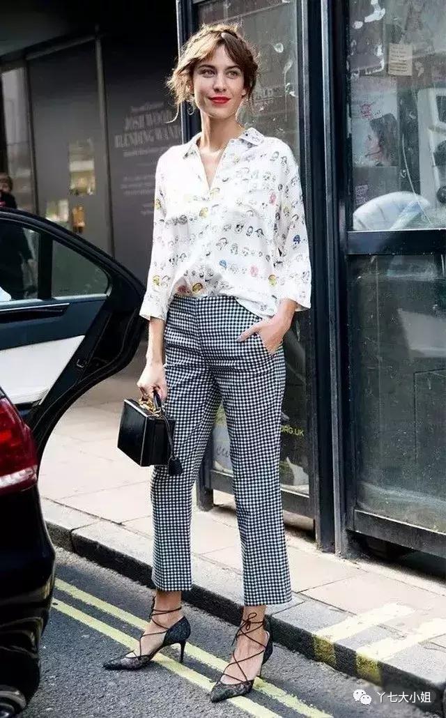 粗跟低帮高跟鞋怎么搭配裤子，气场超强的时髦组合