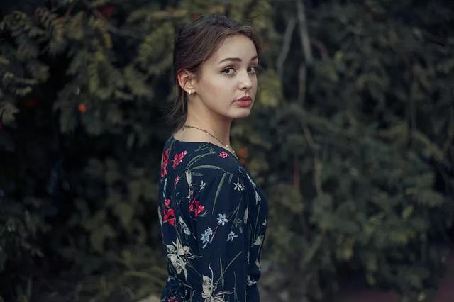 异性碰到手或者胳膊不闪躲，女生对于异性碰到手或者胳膊不闪躲是不是喜欢（有了这些“互动”之后）