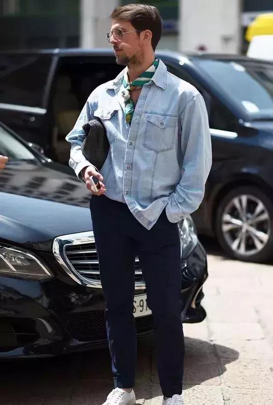 男士丝巾打法，男士方巾丝巾的系法（关于男士丝巾和它的系法）