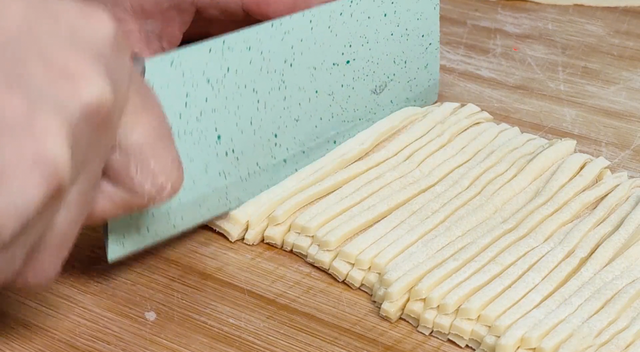 在家如何做沙琪玛，在家做沙琪玛怎么做窍门（教你在家自制沙琪玛）