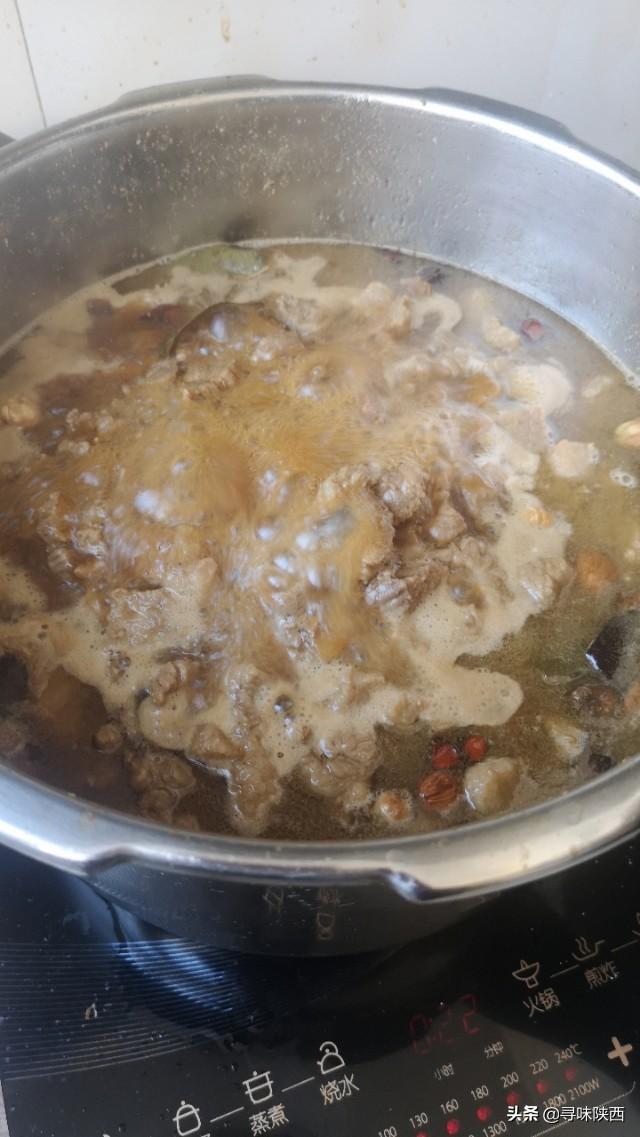 烧牛肉的家常做法，家常红烧牛肉的做法（观看红烧牛肉的家庭做法）