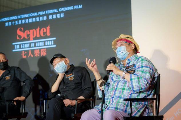 洪金宝现状照，合照稳居C位气场足