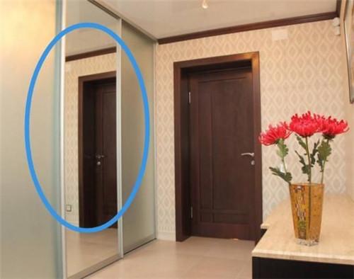 镜子对门的风水说法有哪些,卫生间的镜子对着门好不好-算卦-荣耀易学