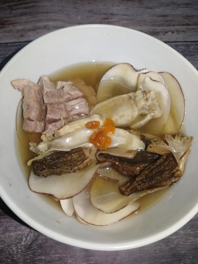 干羊肚菌如何做汤，干羊肚菌做汤怎么做（这道花胶羊肚菌汤）