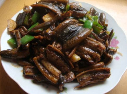 炒黄鳝怎么做好吃，正宗爆炒鳝片的做法（黄鳝又香又嫩又不腥）