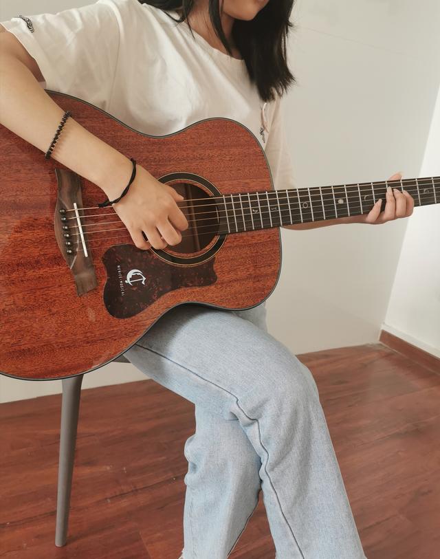 吉他怎么拿，吉他应该怎么选（吉他初学者需要避开的十个坑）