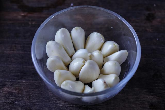 蒜苗的做法，蒜苔的做法大全家常菜视频（水培蒜苗原来这么简单）