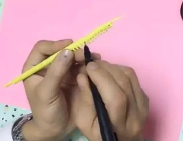 毛毛虫手工制作，橡皮泥手工毛毛虫的做法（10款最简单的毛毛虫手工制作教程）