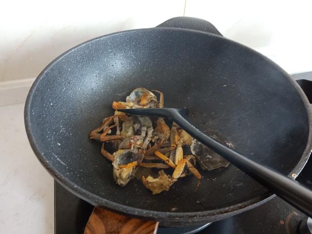 煮螃蟹要煮多久，电磁炉煮螃蟹要煮多久（加它们一起煮15分钟）