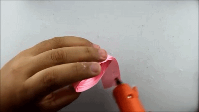 彩带的折法，彩带的折法大全 风铃花（一根丝带就卷出一朵螺旋形状的玫瑰）