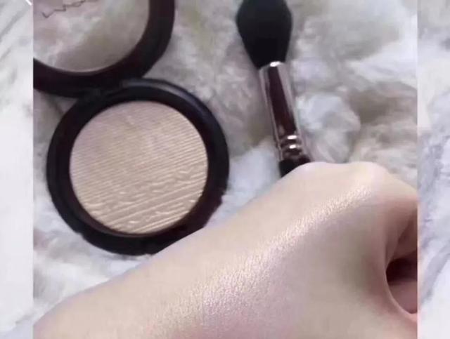 mac生姜高光，mac生姜高光缺点（仿佛打完8支玻尿酸的光彩和立体感）