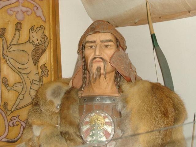 如商朝以玄鸟为图腾,商人就用鸟羽为头饰来装扮自己;鲜卑族崇拜"其