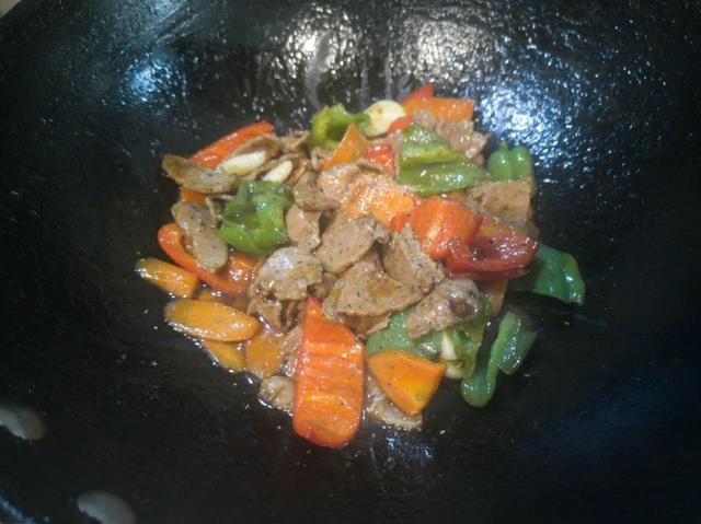 蚝油牛肉是哪里菜，蚝油牛肉是什么地方的菜（老何说菜丨家庭版蚝油双椒牛肉）