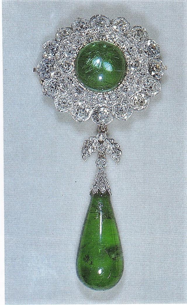 绿宝石项链的寓意，绿宝石戒指寓意（女王厚此薄彼爱它不爱它）