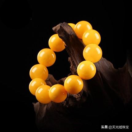 蜜蜡最简单的鉴别方法，最简单的辨别蜜蜡的办法（真假蜜蜡的鉴别方法大全都在这了）
