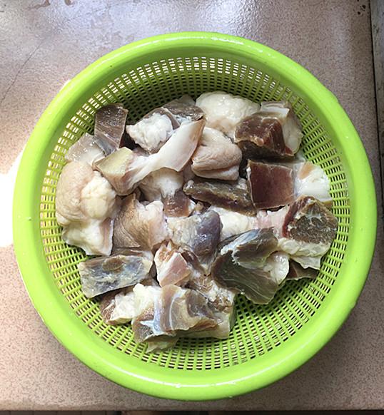 腊猪蹄炖什么好吃，腊猪蹄和什么一起炖好吃（萝卜炖腊猪蹄肉）