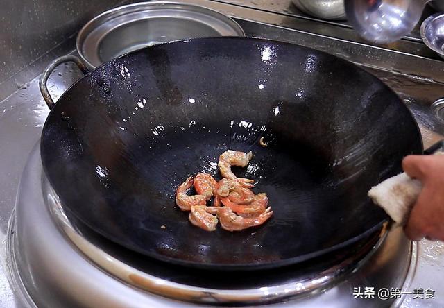 海鲜鸡煲的做法，虾蟹焖鸡煲家常做法（虾的鲜味融合鸡肉的香味）