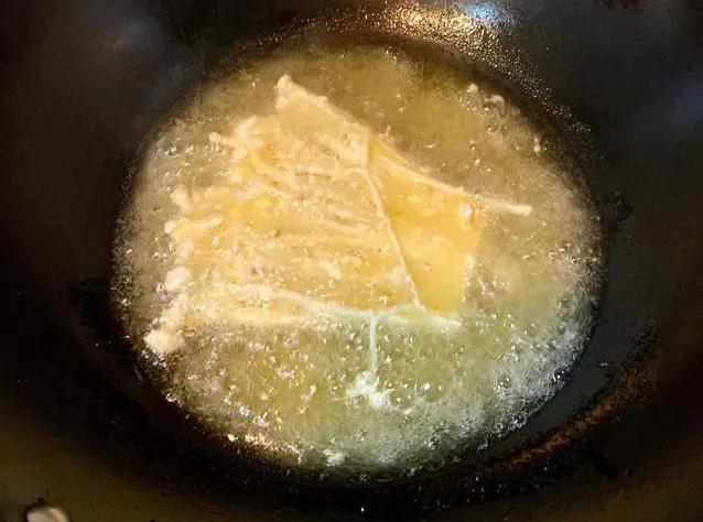 金针菇怎么炒着吃，金针菇怎么炒好吃（金针菇这样炸着吃）