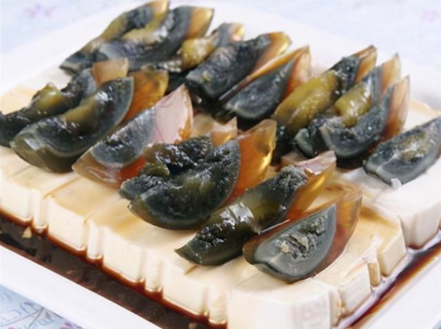 皮蛋坏了是什么样的，小贩自己也不会吃（皮蛋坏了是什么样的图片）