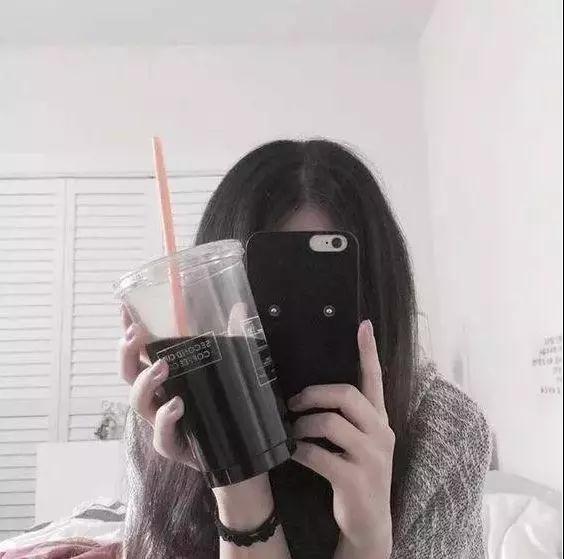爱自拍女孩必学的姿势，爱自拍女孩必学的姿势有哪些（学好女生最爱的12个自拍姿势）
