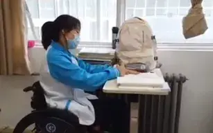 团宠是什么意思，团宠体质是什么意思（全年级男生每天组队守护她…）