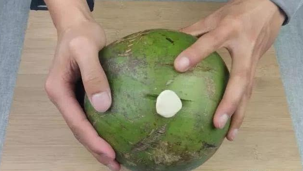 如何开椰子壳图解,开椰子壳的正确方法(开椰子再也不需要用刀)