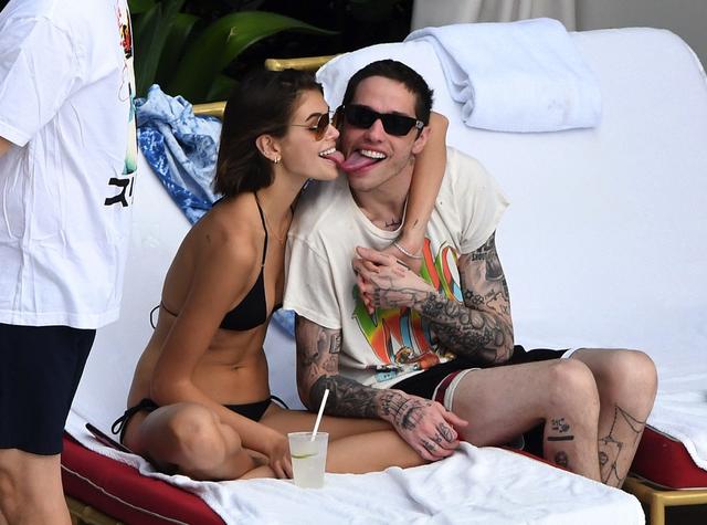 欧美闺蜜头像微信，欧美闺蜜头像（卡戴珊与小13岁男伴甜蜜牵手）