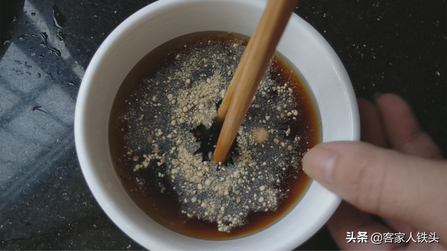 豆腐加鸡蛋做法，豆腐加鸡蛋做法图片（豆腐中打入2个鸡蛋）