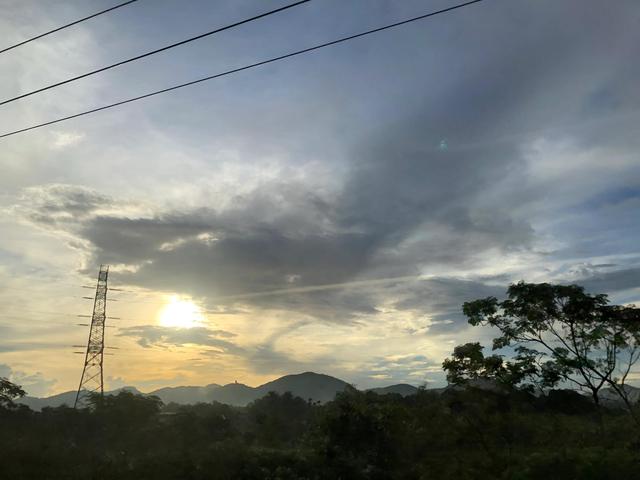 三亚怎么去海口，三亚怎么去海口方便（早晨三亚~海口的列车上也是满满的景色宜人）