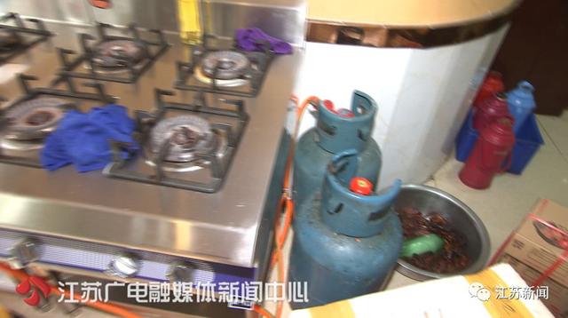 煤气罐着火先灭火还是先关阀门，煤气罐着火如果钢瓶阀门完好首选是先关阀门还是先灭火（#净网2019#煤气罐起火）