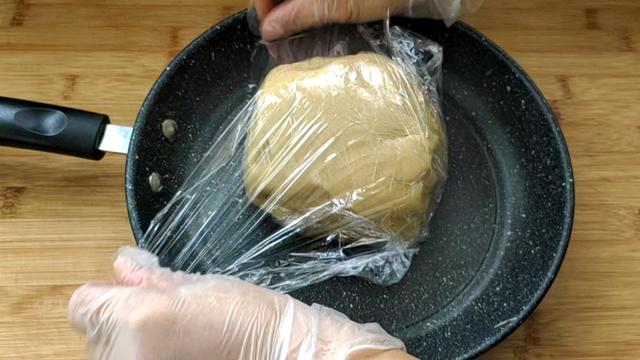 莲蓉馅是什么材料做的，白莲蓉馅是什么材料做的（细腻绵软的）