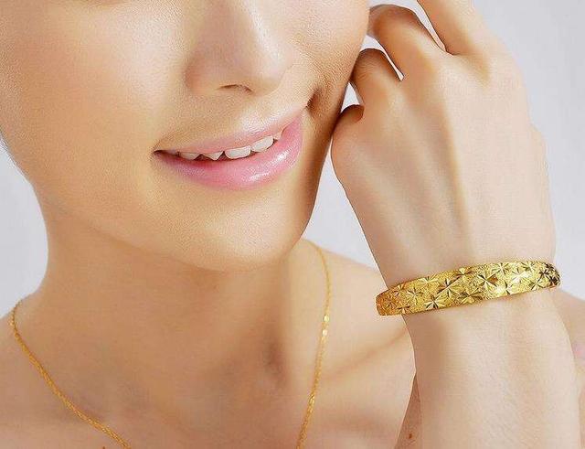 女人银手镯戴哪只手好，女性银手镯带哪只手好（女人戴镯子金的好还是银的好）