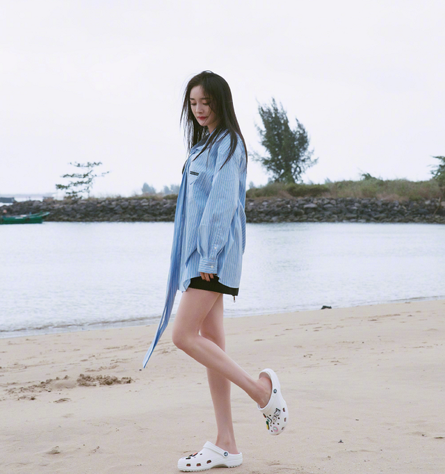 crocs属于什么档次鞋，crocs是什么鞋（时尚女王意外hold不住）
