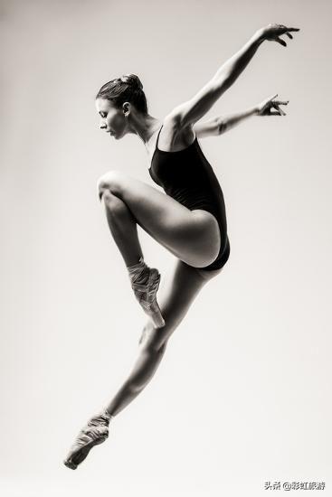 古典芭蕾和现在的芭蕾有哪些不同之处，古典芭蕾和现代芭蕾各有什么 特点（我们对芭蕾舞几乎一无所知）