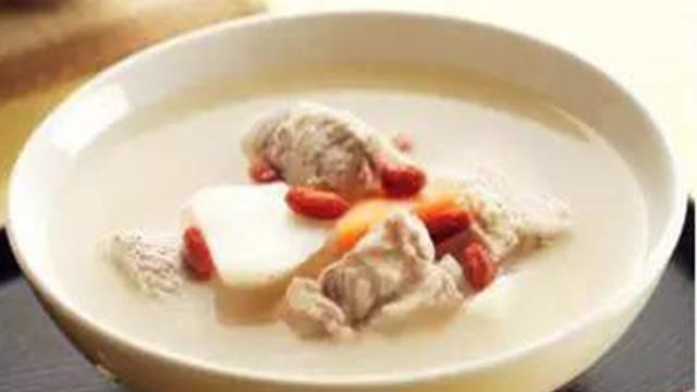 排骨炖山药有什么功效，排骨炖山药有什么功效和作用（正在长身体孩子推荐“红枣排骨炖山药”喝了可以补钙健体）