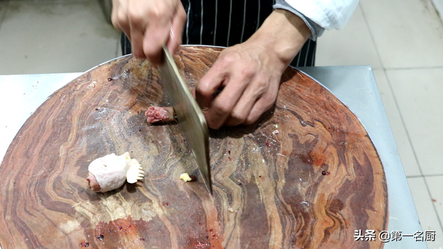 大盘鸡的正宗做法，新疆大盘鸡的正宗做法（厨师长教你大盘鸡正宗做法）