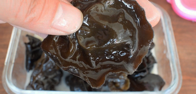 新鲜木耳怎么处理才能吃,新鲜木耳怎么处理方法(木耳切记不要用清水泡