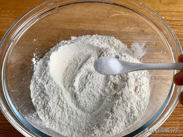烙薄饼怎么和面烙出来软的，怎么和面烙出的饼柔软（春饼轻薄柔软不发粘）