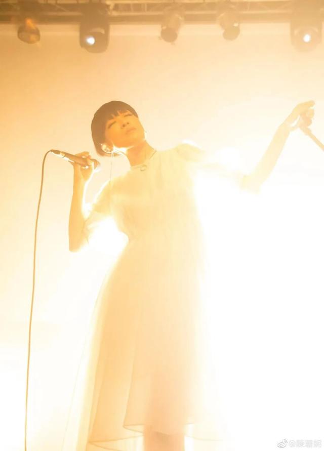 情歌歌词陈珊妮，陈珊妮情歌歌词（称她为“独立鼻祖”，不为过吧）