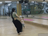 梦见自己穿裙子，梦见自己穿裙子是怎么回事（老婆第一次穿裙子坐公交吓得身后的小哥连连后退）