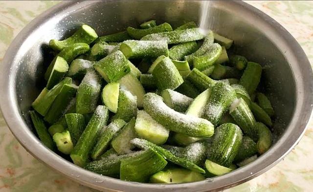 腌黄瓜怎么做好吃，腌黄瓜怎么腌好吃又简单快速（直接加盐腌是大错特错）