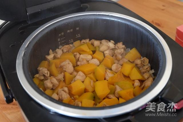 南瓜和鸡肉能一起吃吗能不能吃，南瓜和鸡肉能一起吃吗能不能吃虾（夏天出汗多要多吃这肉）