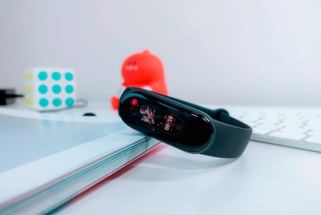 小米手环充电需要大力扣吗，小米手环使用前要不要充满电（干掉按键+血氧检测+心率监测）